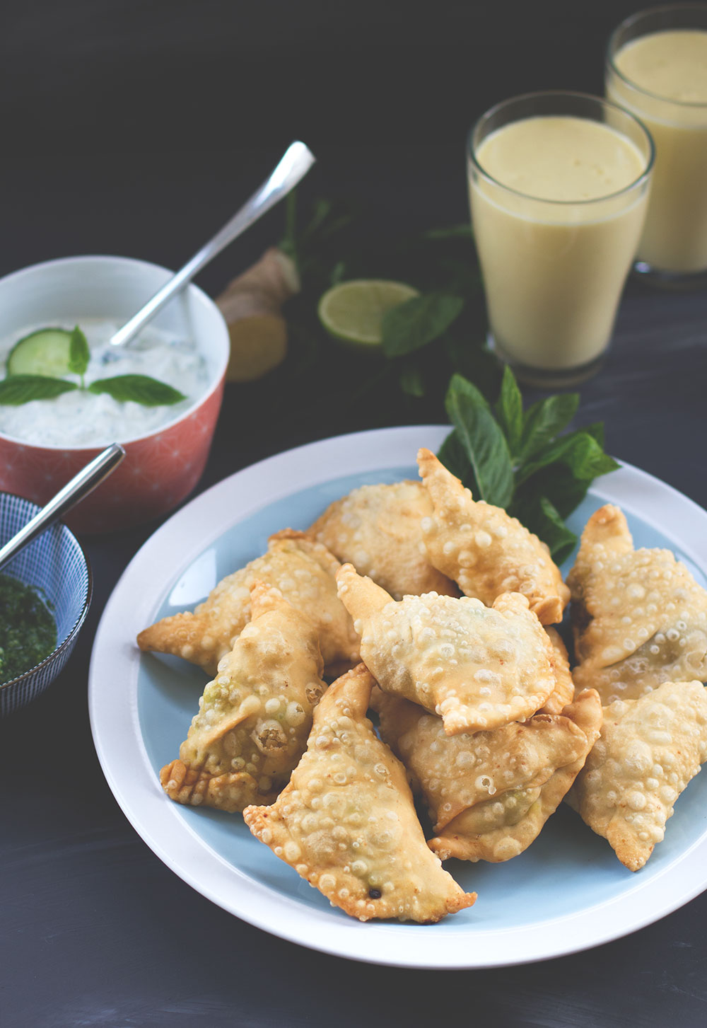 Rezept für Kartoffel-Samosas mit grünem Kräuter-Chutney, Gurken-Minz-Raita und Mango-Lassi