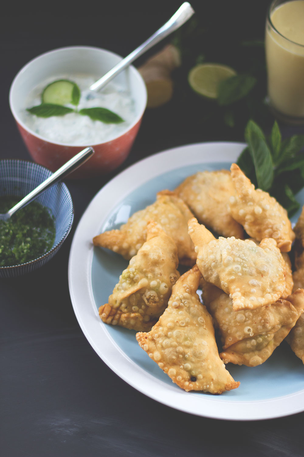 Kartoffel-Samosas mit grünem Kräuter-Chutney, Gurken-Minz-Raita und ...