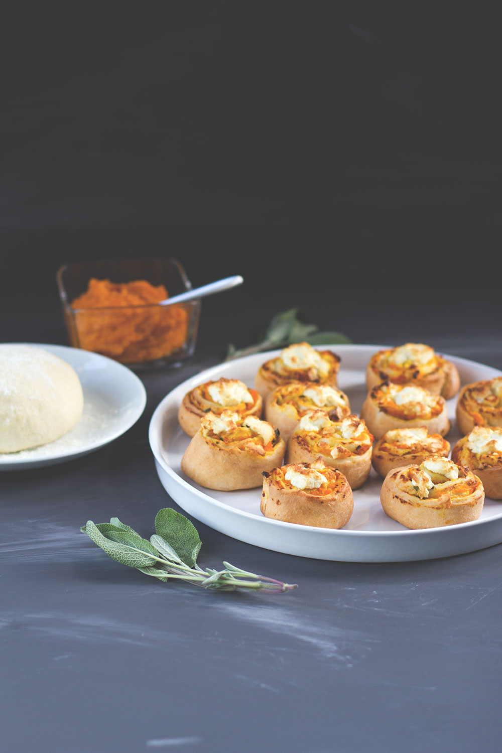 Herzhafter Hefeteig: Hefeschnecken mit Kürbis, Salbei, Feta und Walnüssen - leckere Kürbisschnecken von moeyskitchen.com