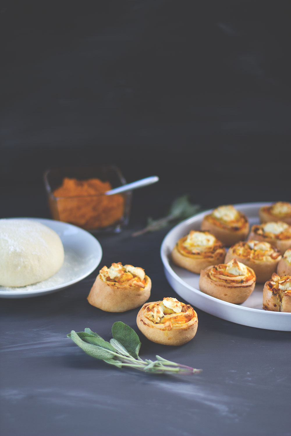 Herzhafter Hefeteig: Hefeschnecken mit Kürbis, Salbei, Feta und Walnüssen - leckere Kürbisschnecken von moeyskitchen.com