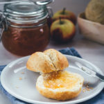 Rezept für Apfel-Karamell-Konfitüre ohne Gelierzucker | leckere Apfel-Marmelade für den Herbst | moeyskitchen.com #rezept #foodblog #foodblogger #marmelade #konfitüre #fruchtaufstrich #äpfel #apfelkonfitüre #apfelmarmelade #apfelaufstrich #herbstrezept #einmachen #einkochen