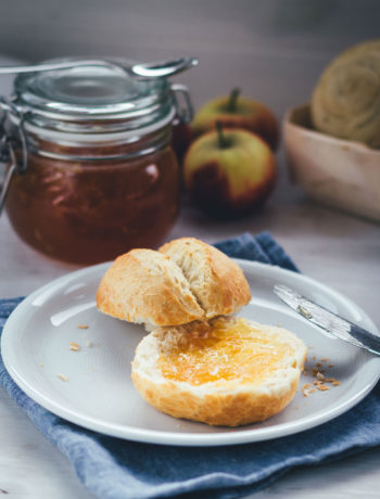 Rezept für Apfel-Karamell-Konfitüre ohne Gelierzucker | leckere Apfel-Marmelade für den Herbst | moeyskitchen.com #rezept #foodblog #foodblogger #marmelade #konfitüre #fruchtaufstrich #äpfel #apfelkonfitüre #apfelmarmelade #apfelaufstrich #herbstrezept #einmachen #einkochen