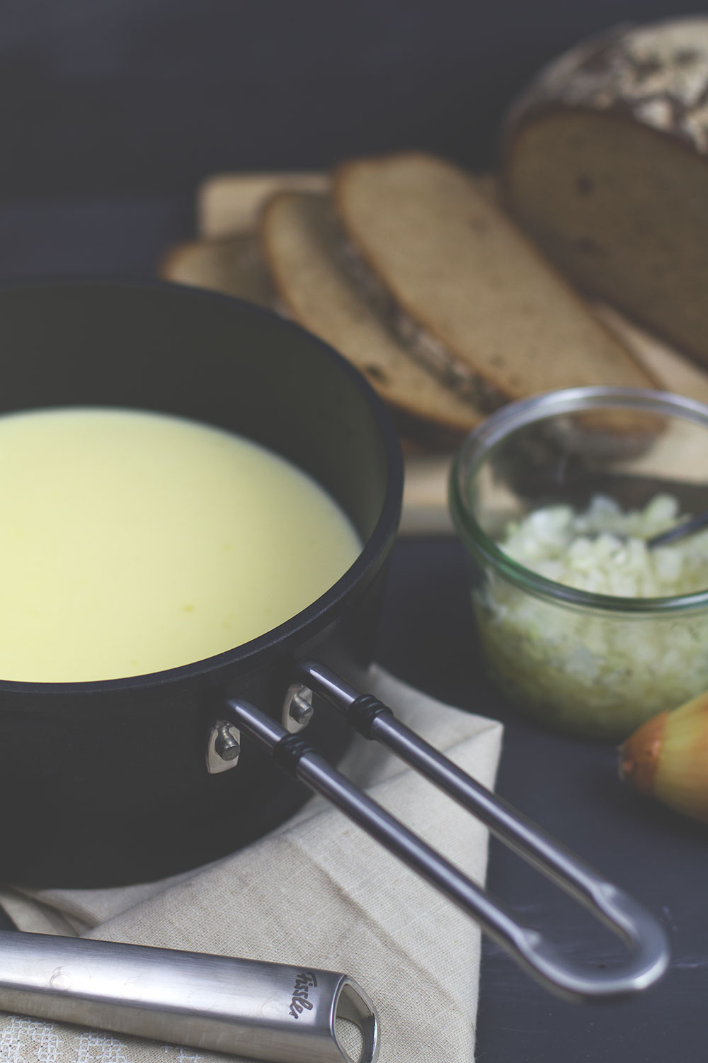 Rezept für hessischen Kochkäse mit Musik von moeyskitchen.com Rezept für hessischen Kochkäse mit Musik | regionale Spezialität ohne Schmelzkäse zubereitet | moeyskitchen.com #kochkäse #mitmusik #hessisch #hessischerezepte #heimatkochen #regionaleküche #brotaufstrich #käse #käsebrot #foodblog #rezept