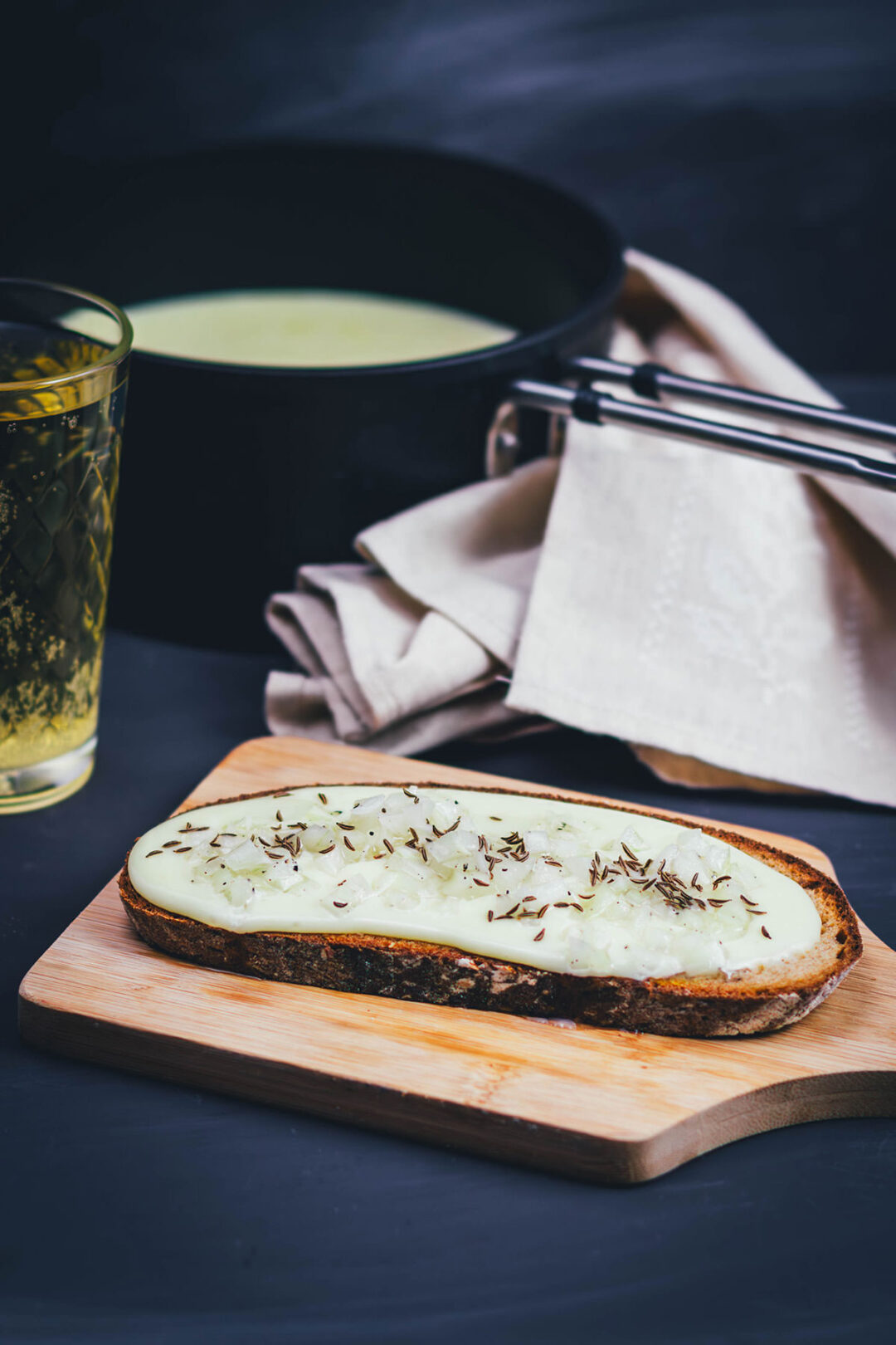 Rezept für hessischen Kochkäse mit Musik – deftig-würziger Brotaufstrich nach einem Landfrauen-Rezept mit Schichtkäse, ohne Schmelzkäse zubereitet! Einfach zu Hause selbstgemacht! Serviert mit Musik – in Essig und Öl eingelegten Zwiebeln. Mein Lieblingsgericht aus meiner Heimat Hessen | moeyskitchen.com