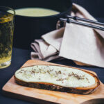 Rezept für hessischen Kochkäse mit Musik – deftig-würziger Brotaufstrich nach einem Landfrauen-Rezept mit Schichtkäse, ohne Schmelzkäse zubereitet! Einfach zu Hause selbstgemacht! Serviert mit Musik – in Essig und Öl eingelegten Zwiebeln. Mein Lieblingsgericht aus meiner Heimat Hessen | moeyskitchen.com