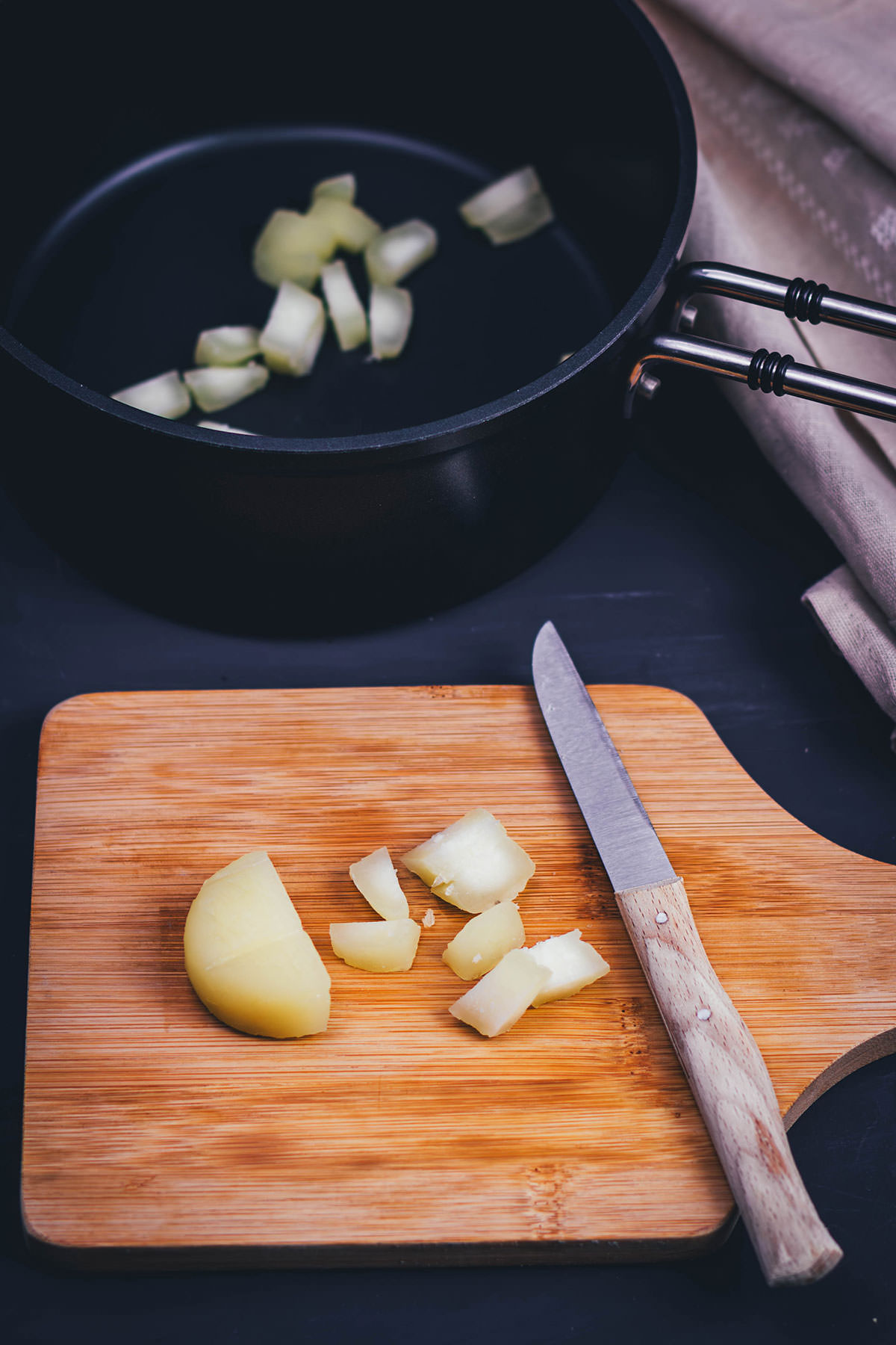 Rezept für hessischen Kochkäse mit Musik – deftig-würziger Brotaufstrich nach einem Landfrauen-Rezept mit Schichtkäse, ohne Schmelzkäse zubereitet! Einfach zu Hause selbstgemacht! Serviert mit Musik – in Essig und Öl eingelegten Zwiebeln. Mein Lieblingsgericht aus meiner Heimat Hessen | moeyskitchen.com