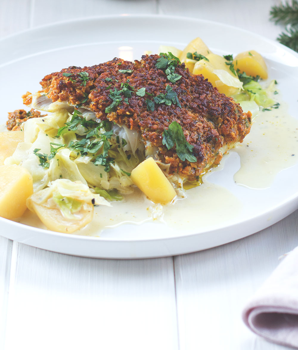 Rezept für Kabeljaufilet mit Süßkartoffelchips-Kruste und Kartoffel-Spitzkohl-Gemüse | REWE Feine Welt Adventsbotschafter | Hauptgericht von moeyskitchen.com