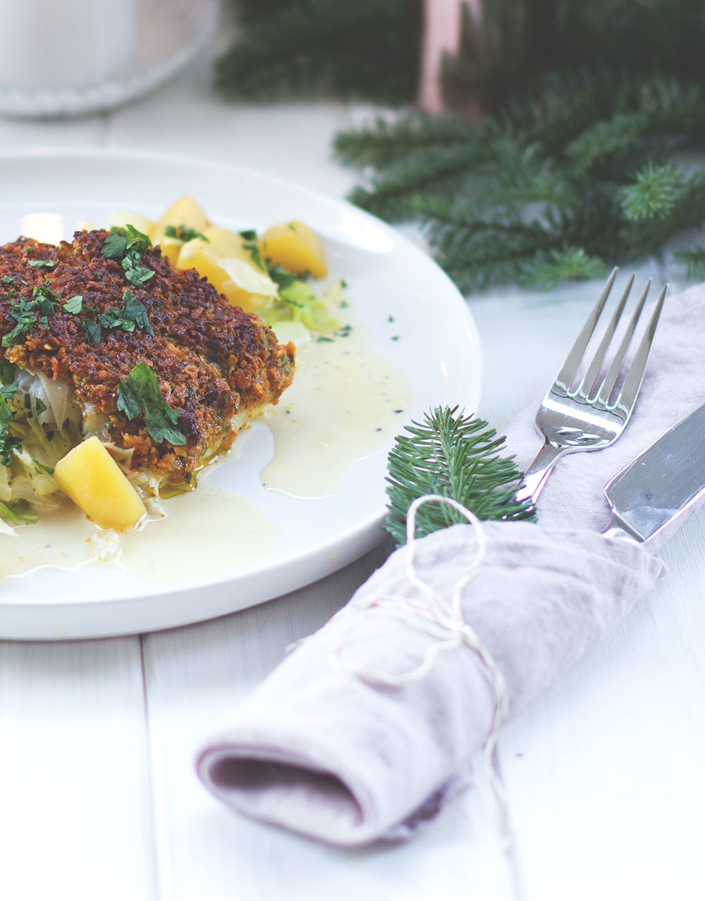 Rezept für Kabeljaufilet mit Süßkartoffelchips-Kruste und Kartoffel-Spitzkohl-Gemüse | REWE Feine Welt Adventsbotschafter | Hauptgericht von moeyskitchen.com
