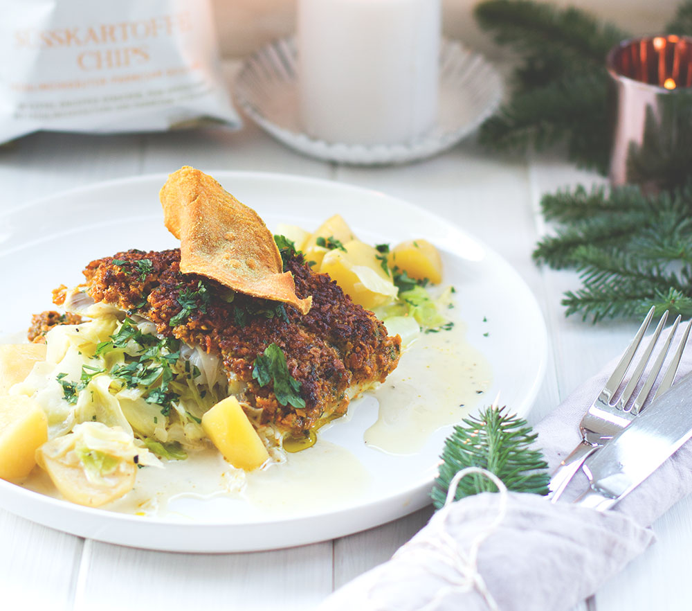 Rezept für Kabeljaufilet mit Süßkartoffelchips-Kruste und Kartoffel-Spitzkohl-Gemüse | REWE Feine Welt Adventsbotschafter | Hauptgericht von moeyskitchen.com