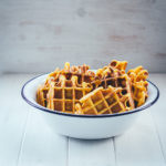 Rezept für leckere Kürbis-Waffeln - außen knusprig und innen weich | serviert mit luftig aufgeschlagener Honig-Zimt-Butter | moeyskitchen.com #waffeln #kürbis #kürbiswaffeln #backen #herbst #rezepte #foodblogger #herbstideen #herbstrezepte