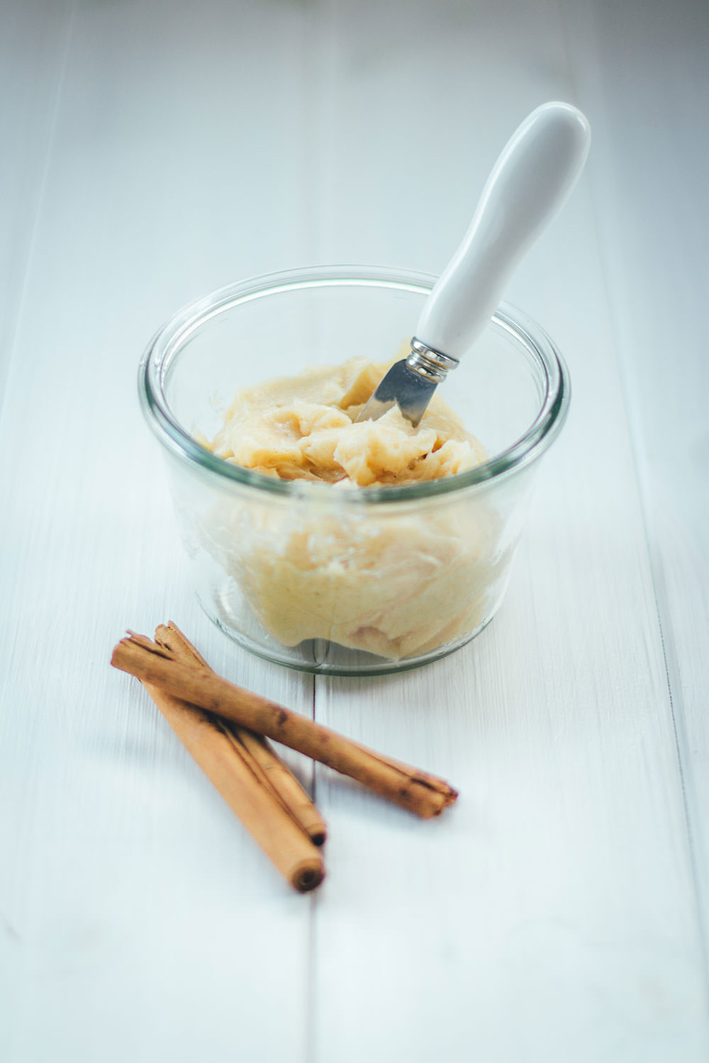 Rezept für leckere Kürbis-Waffeln - außen knusprig und innen weich | serviert mit luftig aufgeschlagener Honig-Zimt-Butter | moeyskitchen.com #waffeln #kürbis #kürbiswaffeln #backen #herbst #rezepte #foodblogger #herbstideen #herbstrezepte