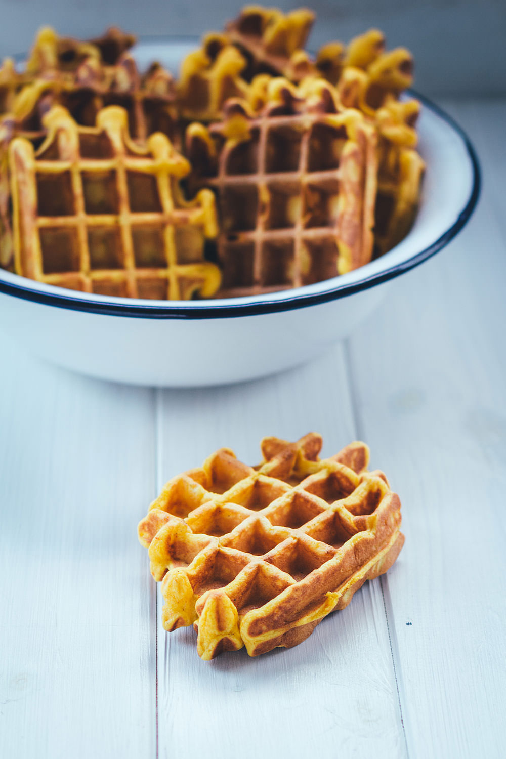 Rezept für leckere Kürbis-Waffeln - außen knusprig und innen weich | serviert mit luftig aufgeschlagener Honig-Zimt-Butter | moeyskitchen.com #waffeln #kürbis #kürbiswaffeln #backen #herbst #rezepte #foodblogger #herbstideen #herbstrezepte