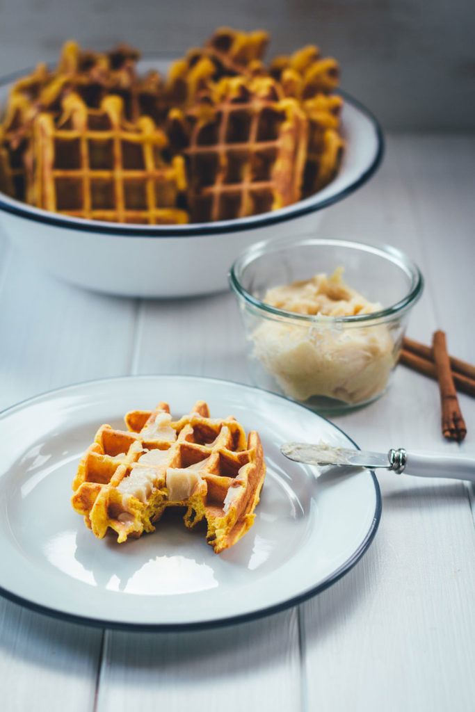 Süße Kürbis-Waffeln mit Honig-Zimt-Butter - moey&amp;#39;s kitchen foodblog
