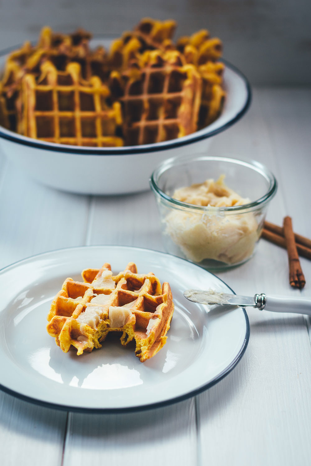 Rezept für leckere Kürbis-Waffeln - außen knusprig und innen weich | serviert mit luftig aufgeschlagener Honig-Zimt-Butter | moeyskitchen.com #waffeln #kürbis #kürbiswaffeln #backen #herbst #rezepte #foodblogger #herbstideen #herbstrezepte