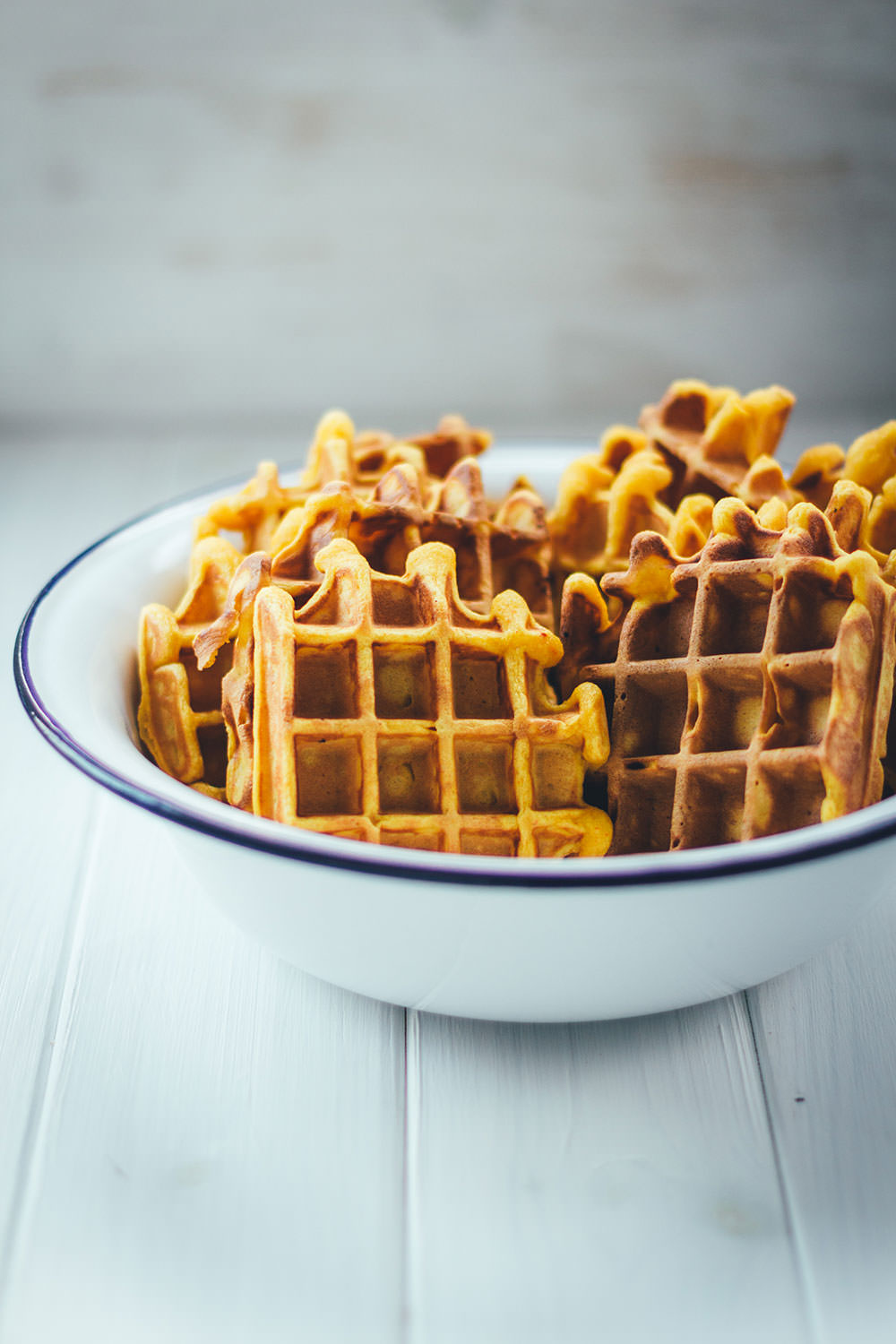 Rezept für leckere Kürbis-Waffeln - außen knusprig und innen weich | serviert mit luftig aufgeschlagener Honig-Zimt-Butter | moeyskitchen.com #waffeln #kürbis #kürbiswaffeln #backen #herbst #rezepte #foodblogger #herbstideen #herbstrezepte