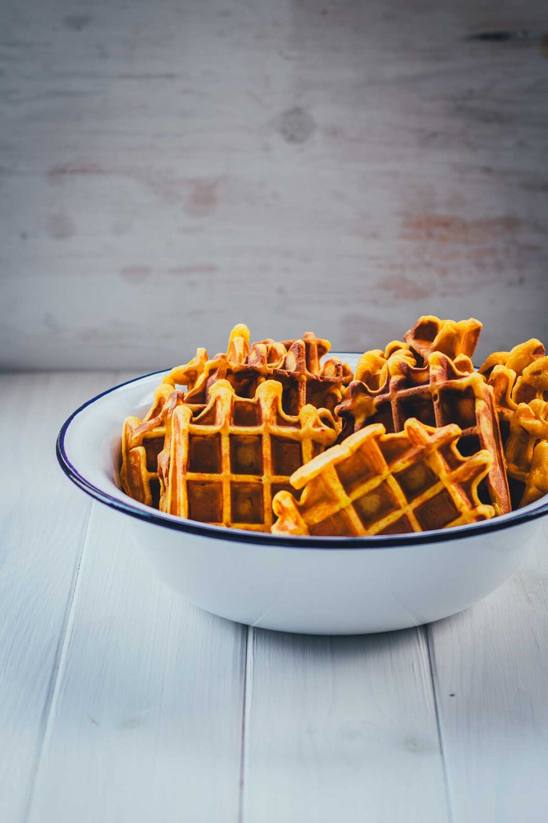 Knusprige, dicke, innen weiche Kürbis Waffeln – fertig gebacken und einfach pur in einer Schale serviert. Kürbiswaffeln perfekt für den Herbst! | moeyskitchen.com
