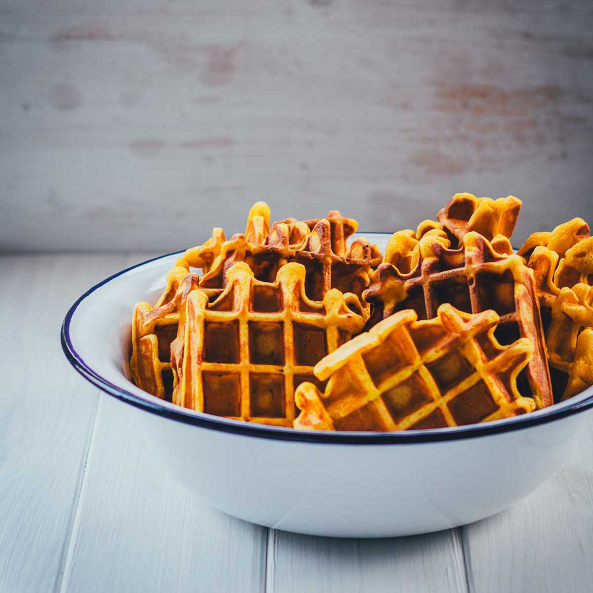 Knusprige, dicke, innen weiche Kürbis Waffeln – fertig gebacken und einfach pur in einer Schale serviert. Kürbiswaffeln perfekt für den Herbst! | moeyskitchen.com