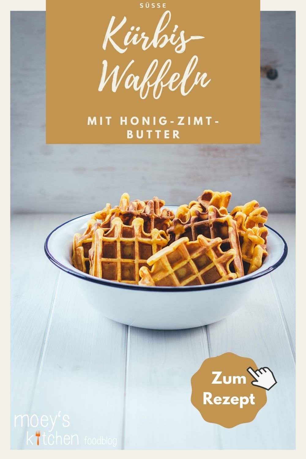 Rezept für leckere Kürbis-Waffeln - außen knusprig und innen weich | serviert mit luftig aufgeschlagener Honig-Zimt-Butter | moeyskitchen.com #waffeln #kürbis #kürbiswaffeln #backen #herbst #rezepte #foodblogger #herbstideen #herbstrezepte #rezept #foodblog #kürbisrezept #waffelnbacken