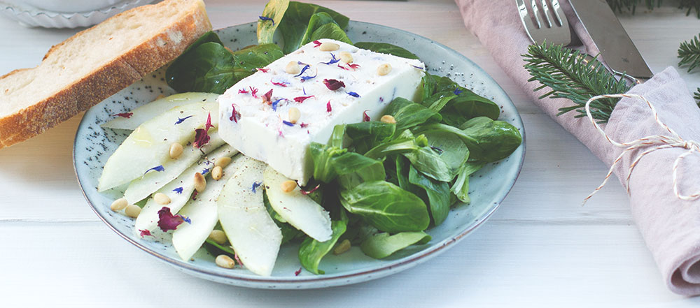 Feldsalat mit Birne, Pinienkernen und Ziegenfrischkäse-Blüten-Terrine | REWE Feine Welt Adventsbotschafter | Vorspeise von moeyskitchen.com