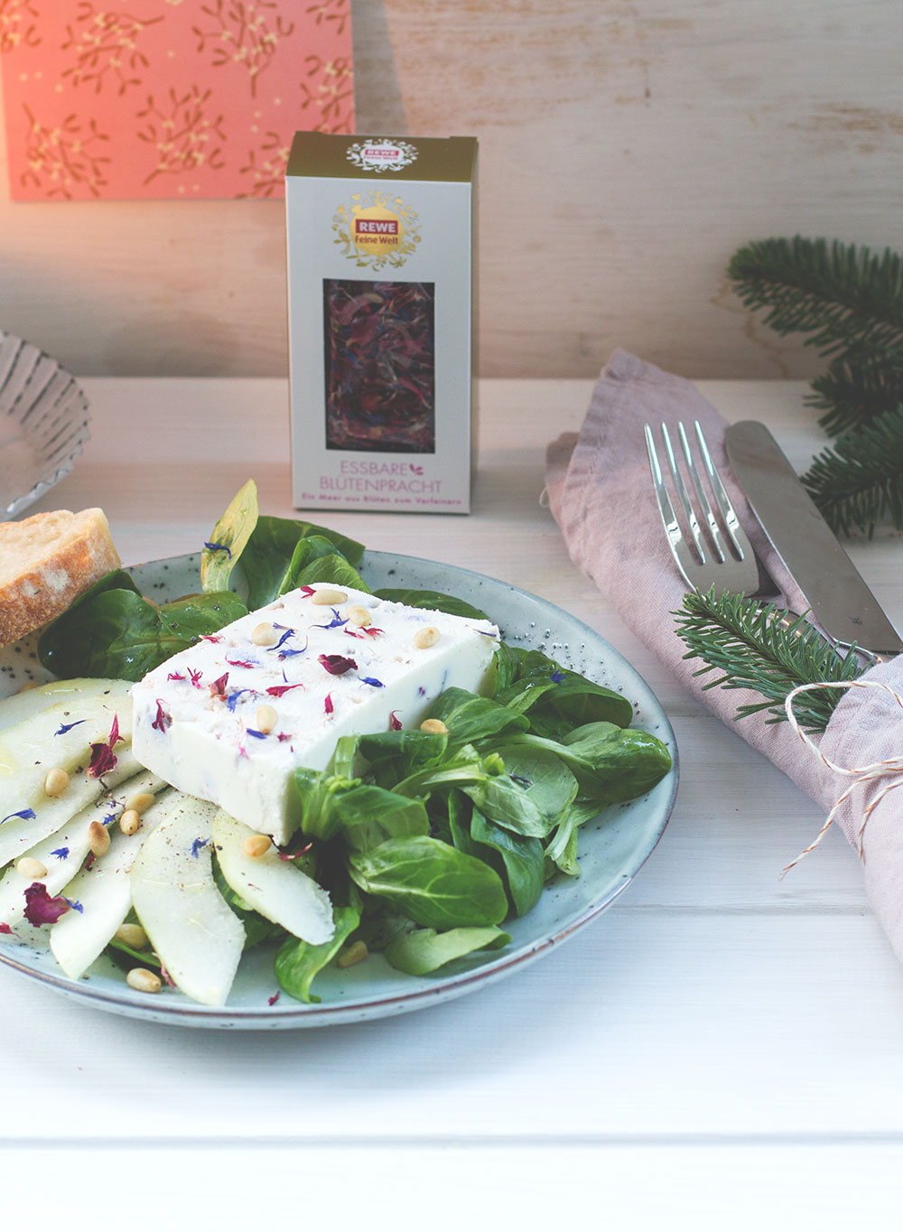 Feldsalat mit Birne, Pinienkernen und Ziegenfrischkäse-Blüten-Terrine | REWE Feine Welt Adventsbotschafter | Vorspeise von moeyskitchen.com