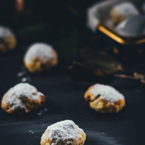 Leckeres Nougat-Stollenkonfekt mit Mandeln – super einfach und schnell gebacken. Kein lästiges Plätzchenausstechen, kein aufwendiges Formen nötig. Und ganz ohne Trockenfrüchte, Orangeat und Zitronat gebacken! Super einfache, unkomplizierte Weihnachtsplätzchen in Form von kleinen Stollen für den Plätzenteller | moeyskitchen.com