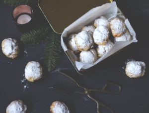 Rezept für blitzschnelles Nougat-Stollenkonfekt mit gehackten Mandeln zu Weihnachten