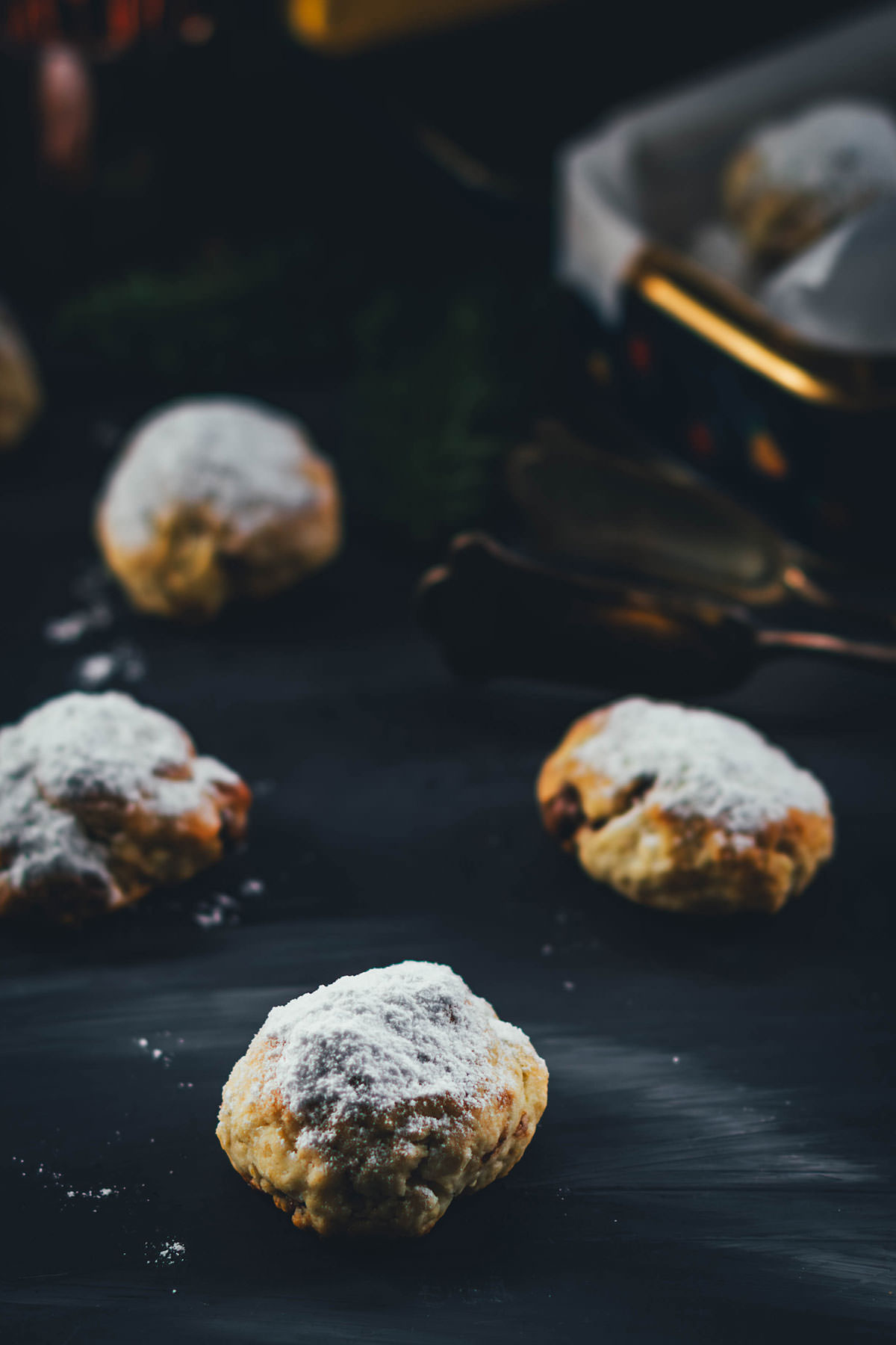 Leckeres Nougat-Stollenkonfekt mit Mandeln – super einfach und schnell gebacken. Kein lästiges Plätzchenausstechen, kein aufwendiges Formen nötig. Und ganz ohne Trockenfrüchte, Orangeat und Zitronat gebacken! Super einfache, unkomplizierte Weihnachtsplätzchen in Form von kleinen Stollen für den Plätzenteller | moeyskitchen.com