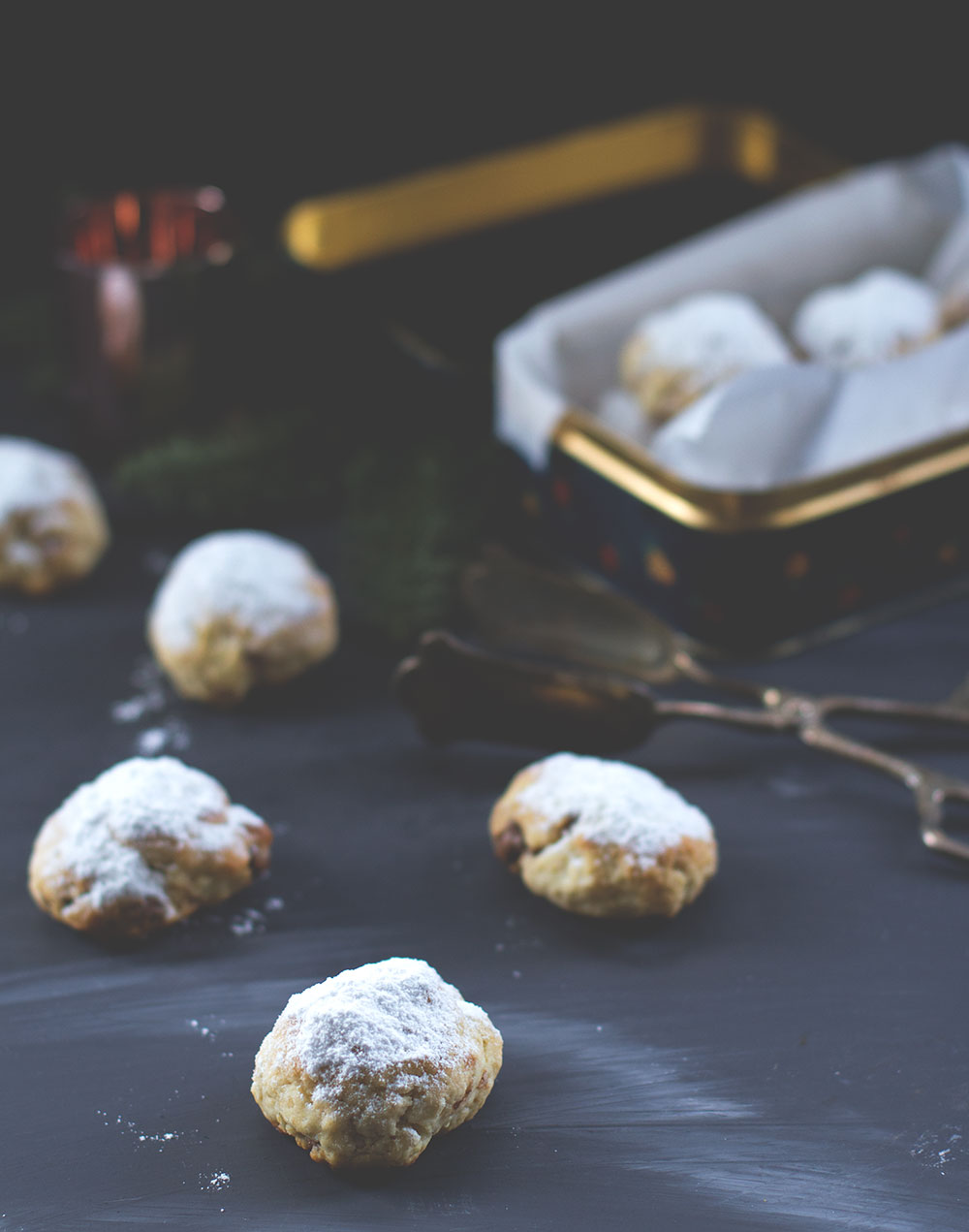 Rezept für blitzschnelles Nougat-Stollenkonfekt mit gehackten Mandeln zu Weihnachten Rezept für blitzschnelles Nougat-Stollenkonfekt mit gehackten Mandeln zu Weihnachten