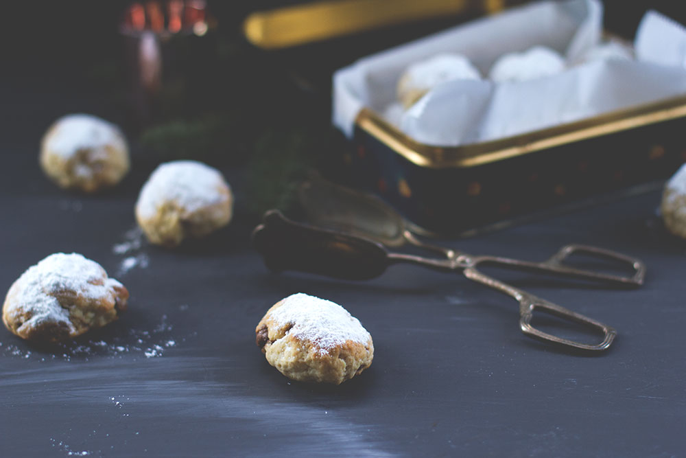 Rezept für blitzschnelles Nougat-Stollenkonfekt mit gehackten Mandeln zu Weihnachten Rezept für blitzschnelles Nougat-Stollenkonfekt mit gehackten Mandeln zu Weihnachten