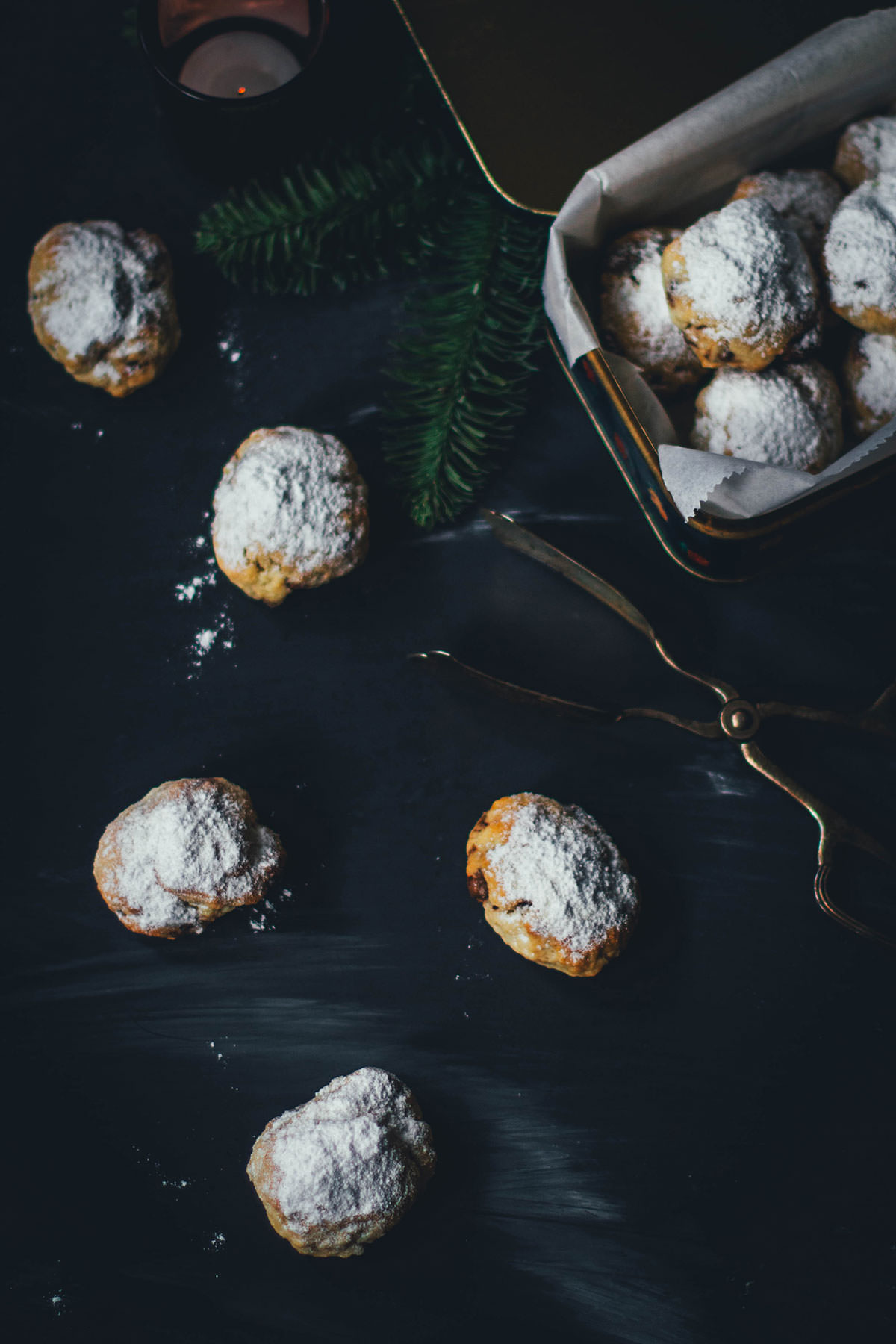 Leckeres Nougat-Stollenkonfekt mit Mandeln – super einfach und schnell gebacken. Kein lästiges Plätzchenausstechen, kein aufwendiges Formen nötig. Und ganz ohne Trockenfrüchte, Orangeat und Zitronat gebacken! Super einfache, unkomplizierte Weihnachtsplätzchen in Form von kleinen Stollen für den Plätzenteller | moeyskitchen.com