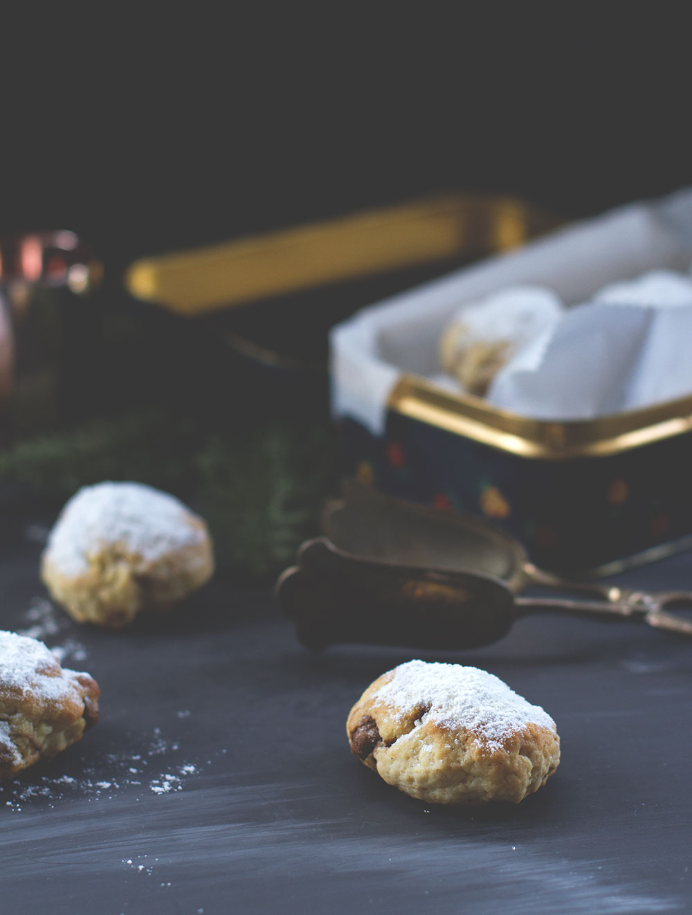 Rezept für blitzschnelles Nougat-Stollenkonfekt mit gehackten Mandeln zu Weihnachten Rezept für blitzschnelles Nougat-Stollenkonfekt mit gehackten Mandeln zu Weihnachten