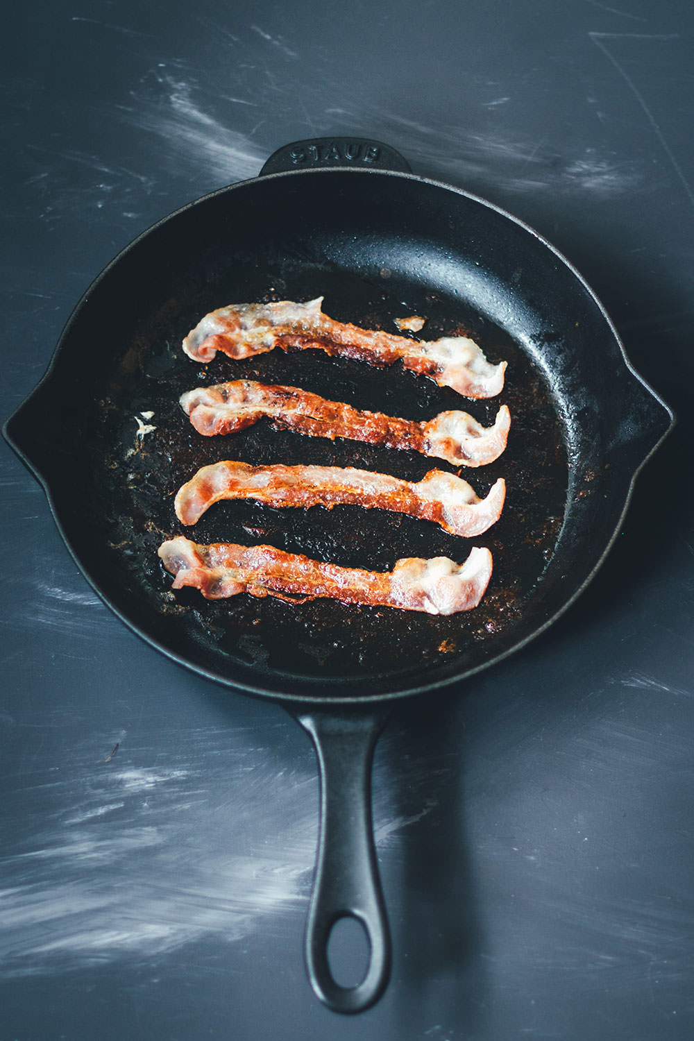 Rezept für Rosenkohl-Kartoffel-Pfanne mit wachsweichem Ei, Bacon und Knoblauch-Schmand | schnelle Feierabendküche für Herbst und Winter | moeyskitchen.com #rosenkohl #kartoffeln #bacon #feierabendküche #schnellerezepte #foodblogger #rezepte #einfacherezepte
