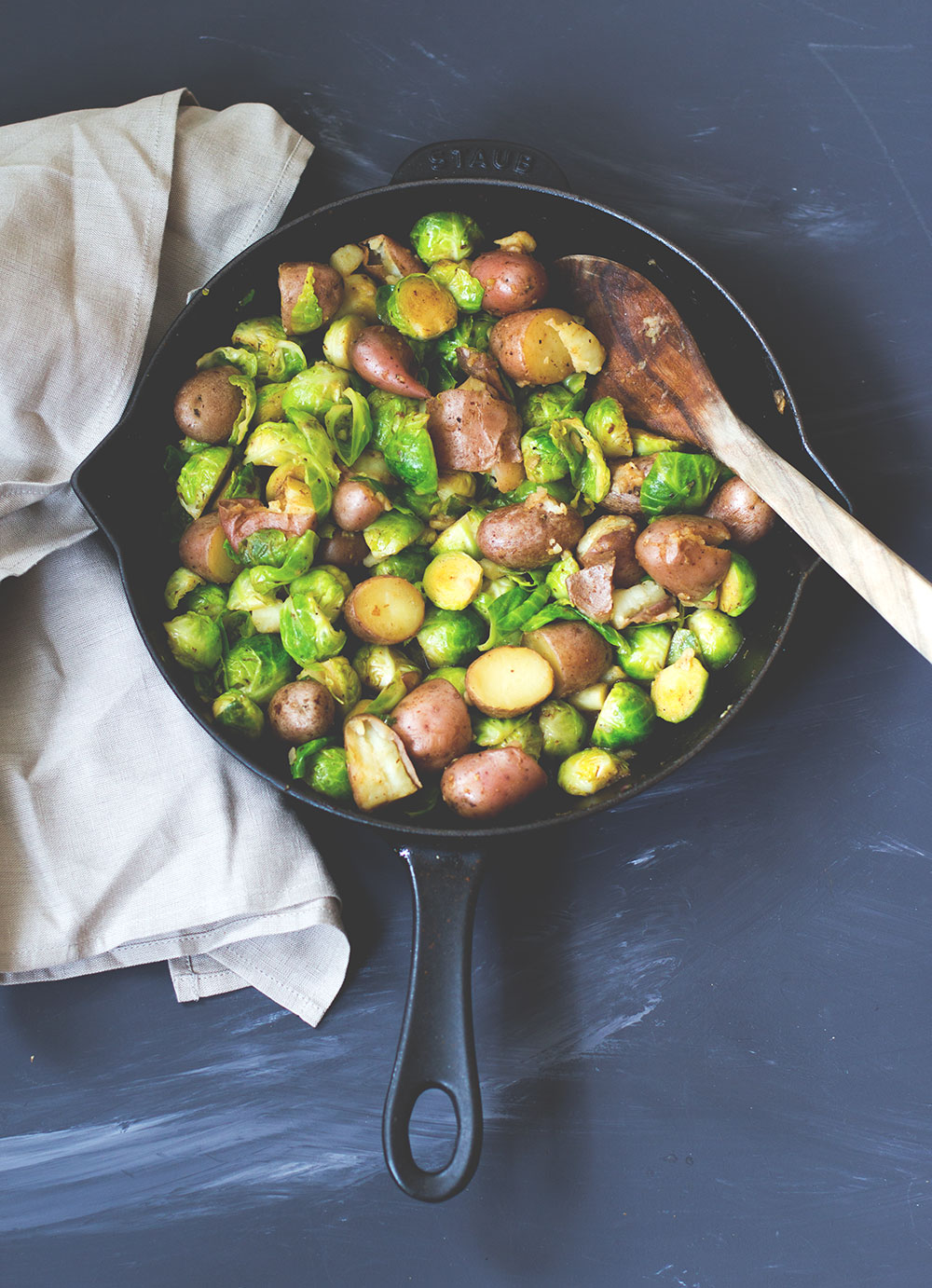 Rosenkohl-Kartoffel-Pfanne mit wachsweichem Ei, Bacon und Knoblauch ...