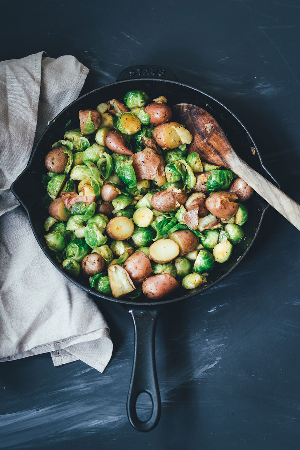 Rezept für Rosenkohl-Kartoffel-Pfanne mit wachsweichem Ei, Bacon und Knoblauch-Schmand | schnelle Feierabendküche für Herbst und Winter | moeyskitchen.com #rosenkohl #kartoffeln #bacon #feierabendküche #schnellerezepte #foodblogger #rezepte #einfacherezepte