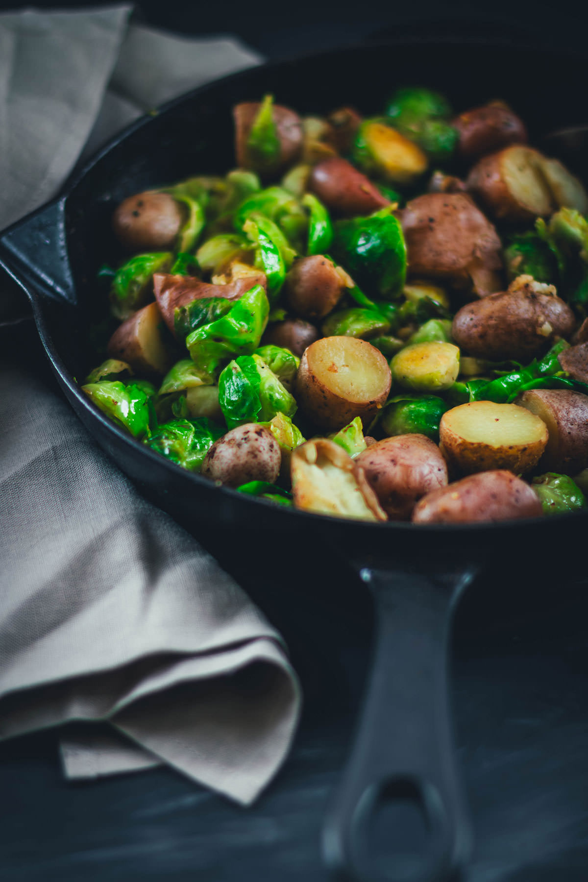 Hier teile ich mein Rezept für eine deftige Rosenkohl-Kartoffel-Pfanne. Serviert mit wachsweichem Ei, knusprigem Bacon und würzigem Knoblauch-Schmand. Perfekt für die schnelle Feierabendküche in Herbst und Winter! | moeyskitchen.com