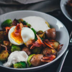 Hier teile ich mein Rezept für eine deftige Rosenkohl-Kartoffel-Pfanne. Serviert mit wachsweichem Ei, knusprigem Bacon und würzigem Knoblauch-Schmand. Perfekt für die schnelle Feierabendküche in Herbst und Winter! | moeyskitchen.com