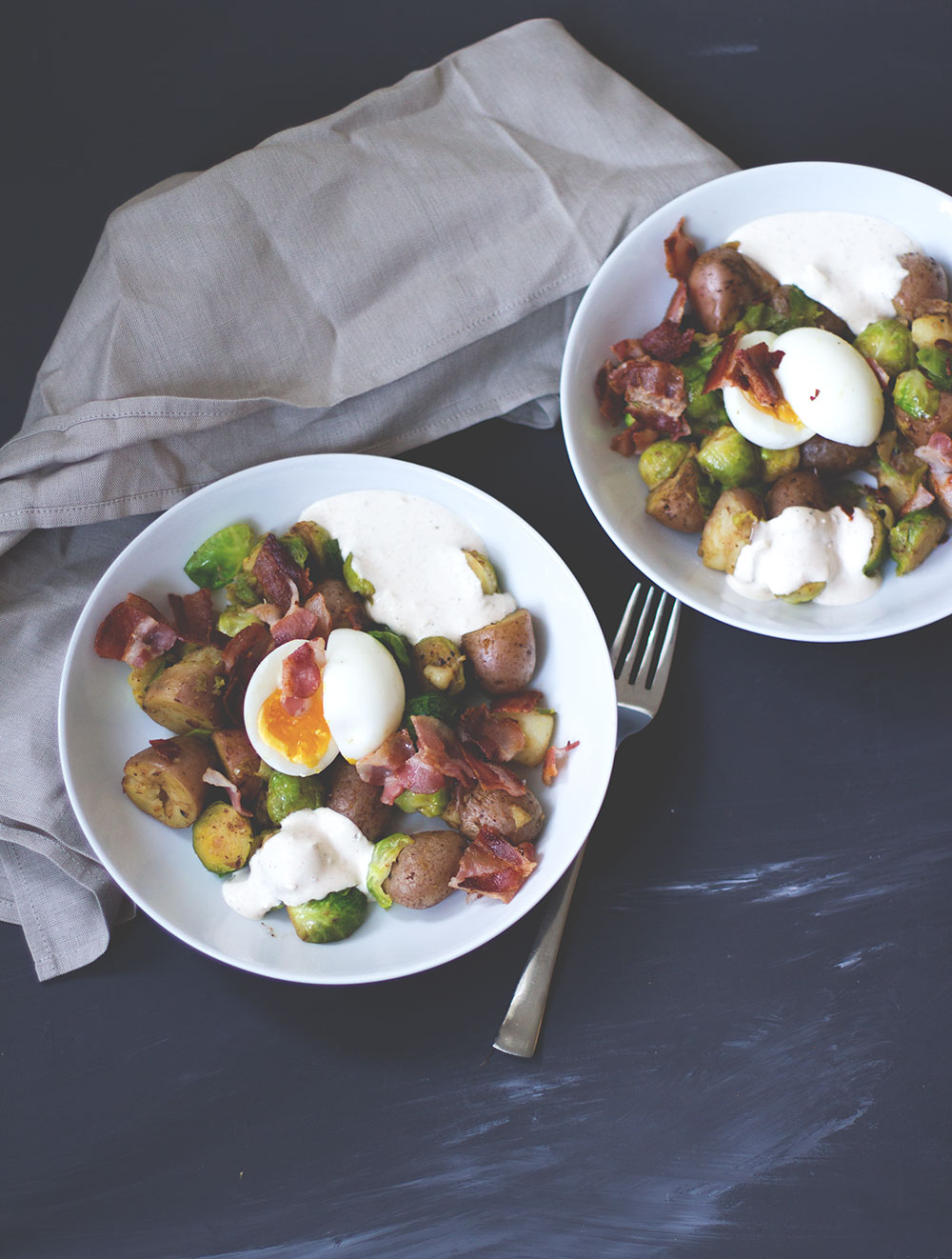 Rosenkohl-Kartoffel-Pfanne mit wachsweichem Ei, Bacon und Knoblauch ...