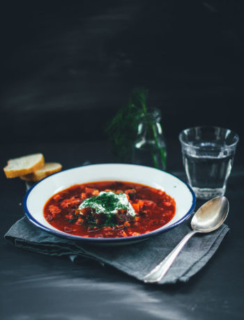 Rezept für vegetarischen Borschtsch (Borscht) | osteuropäische Wintersuppe mit Kohl und Rote Bete | moeyskitchen.com #rezepte #foodblogger #borschtsch #suppe #borscht #vegetarisch #wintersuppe #herbstsuppe #suppenrezepte