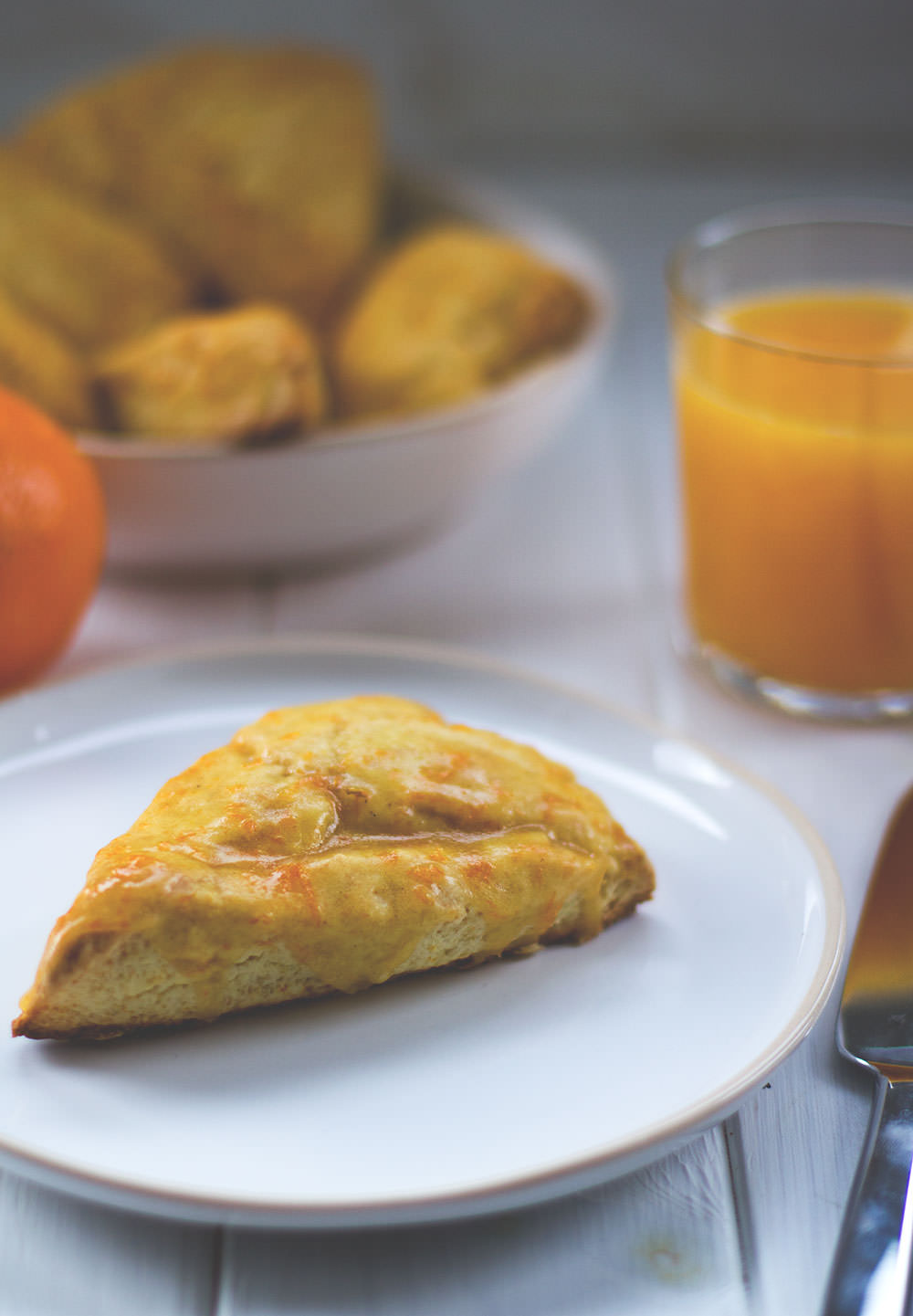 Rezept für leckere Orangen-Scones mit Braune Butter-Orangen-Glasur von moeyskitchen.com