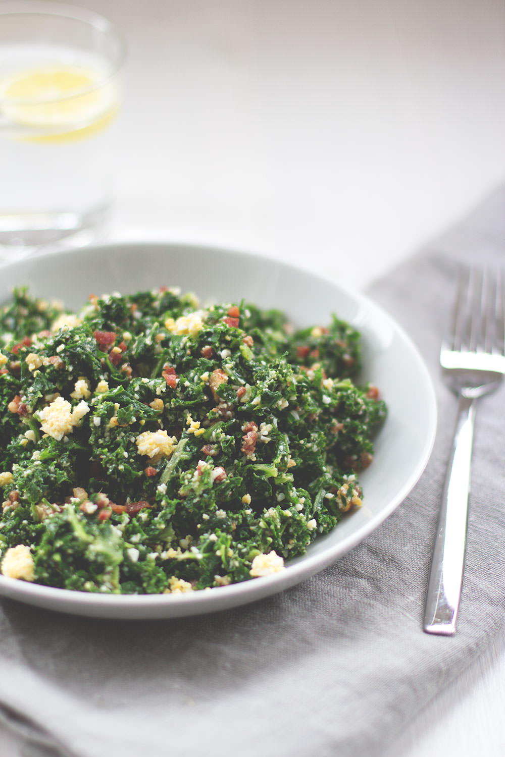 Rezept für Protein Power Salat mit Grünkohl, Schinken und Ei von moeyskitchen.com