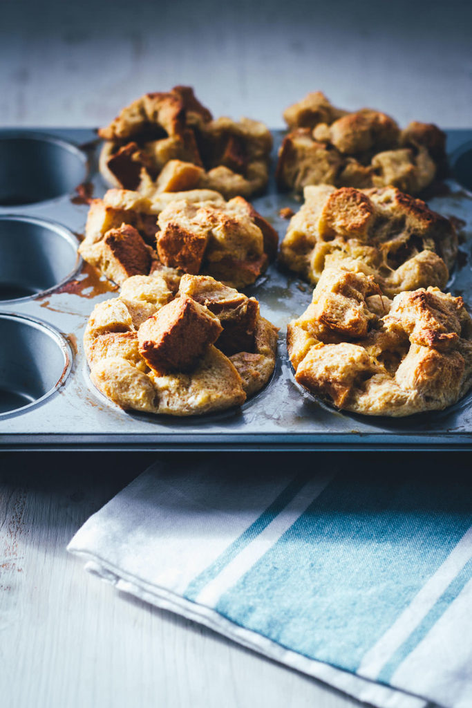 Rezept für leckere French Toast Muffins zum Sonntagsfrühstück. Alles was ihr braucht ist ein süßes Hefebrot. Ein paar Eier, etwas Milch, Zimt und Zucker und das wars. Die Zubereitung ist ähnlich wie bei French Toast – ihr müsst es nur nicht einzeln und ohne anzubrennen in der Pfanne ausbacken, sondern gebt die Brotwürfel einfach in eine Muffinform und backt die French Toast Muffins unkompliziert im Ofen. Perfekt für die ganze Familie! Ich esse mein French Toast am liebsten mit Butter und Ahornsirup. Aber auch Bacon, Zimt & Zucker, Marmelade, Vanillesauce oder auch Bacon passen super | moeyskitchen.com