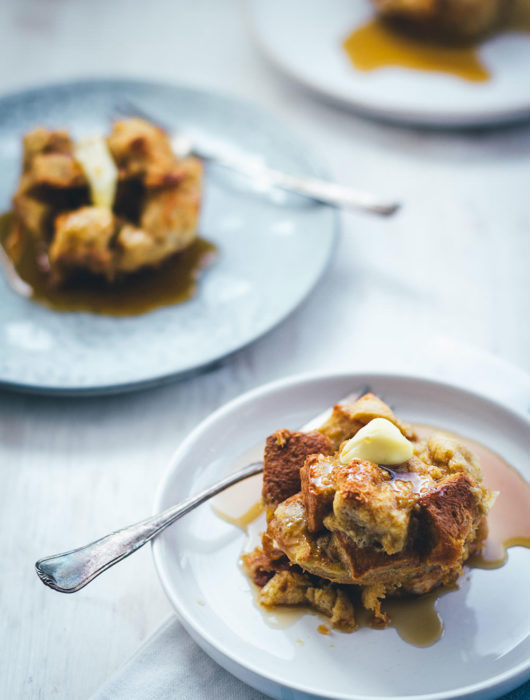 Rezept für leckere French Toast Muffins zum Sonntagsfrühstück. Alles was ihr braucht ist ein süßes Hefebrot. Ein paar Eier, etwas Milch, Zimt und Zucker und das wars. Die Zubereitung ist ähnlich wie bei French Toast – ihr müsst es nur nicht einzeln und ohne anzubrennen in der Pfanne ausbacken, sondern gebt die Brotwürfel einfach in eine Muffinform und backt die French Toast Muffins unkompliziert im Ofen. Perfekt für die ganze Familie! Ich esse mein French Toast am liebsten mit Butter und Ahornsirup. Aber auch Bacon, Zimt & Zucker, Marmelade, Vanillesauce oder auch Bacon passen super | moeyskitchen.com