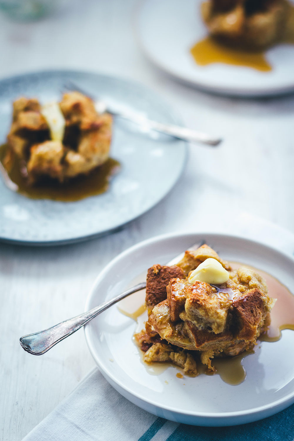 Rezept für leckere French Toast Muffins zum Sonntagsfrühstück. Alles was ihr braucht ist ein süßes Hefebrot. Ein paar Eier, etwas Milch, Zimt und Zucker und das wars. Die Zubereitung ist ähnlich wie bei French Toast – ihr müsst es nur nicht einzeln und ohne anzubrennen in der Pfanne ausbacken, sondern gebt die Brotwürfel einfach in eine Muffinform und backt die French Toast Muffins unkompliziert im Ofen. Perfekt für die ganze Familie! Ich esse mein French Toast am liebsten mit Butter und Ahornsirup. Aber auch Bacon, Zimt & Zucker, Marmelade, Vanillesauce oder auch Bacon passen super | moeyskitchen.com