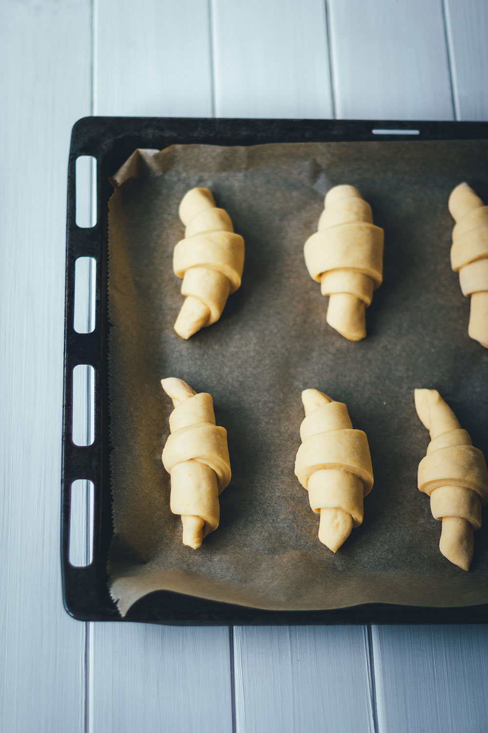 Rezept für Süßkartoffel-Hörnchen mit aufgeschlagener Ahornsirup-Butter | moeyskitchen.com #hörnchen #süßkartoffeln #süßkartoffelhörnchen #frühstück #sonntagsfrühstück #backen #rezepte #foodblogger