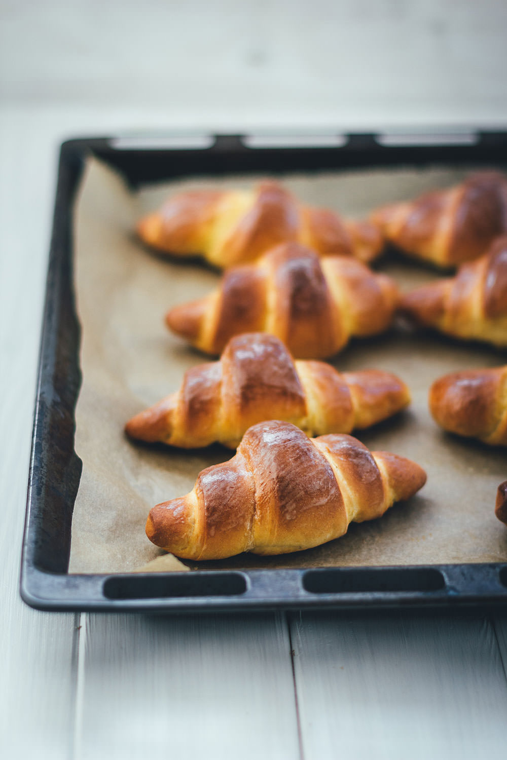 Rezept für Süßkartoffel-Hörnchen mit aufgeschlagener Ahornsirup-Butter | moeyskitchen.com #hörnchen #süßkartoffeln #süßkartoffelhörnchen #frühstück #sonntagsfrühstück #backen #rezepte #foodblogger