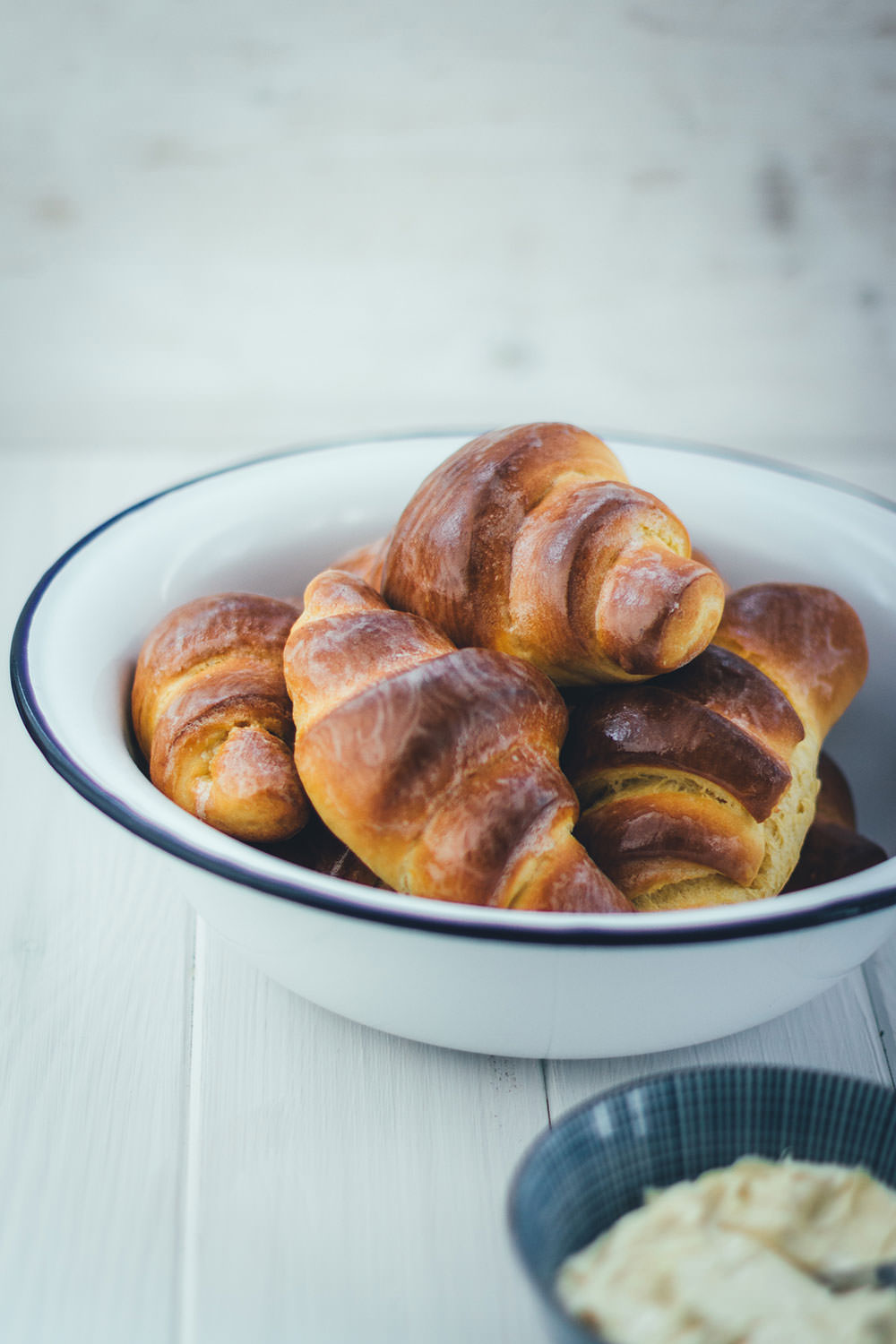 Rezept für Süßkartoffel-Hörnchen mit aufgeschlagener Ahornsirup-Butter | moeyskitchen.com #hörnchen #süßkartoffeln #süßkartoffelhörnchen #frühstück #sonntagsfrühstück #backen #rezepte #foodblogger