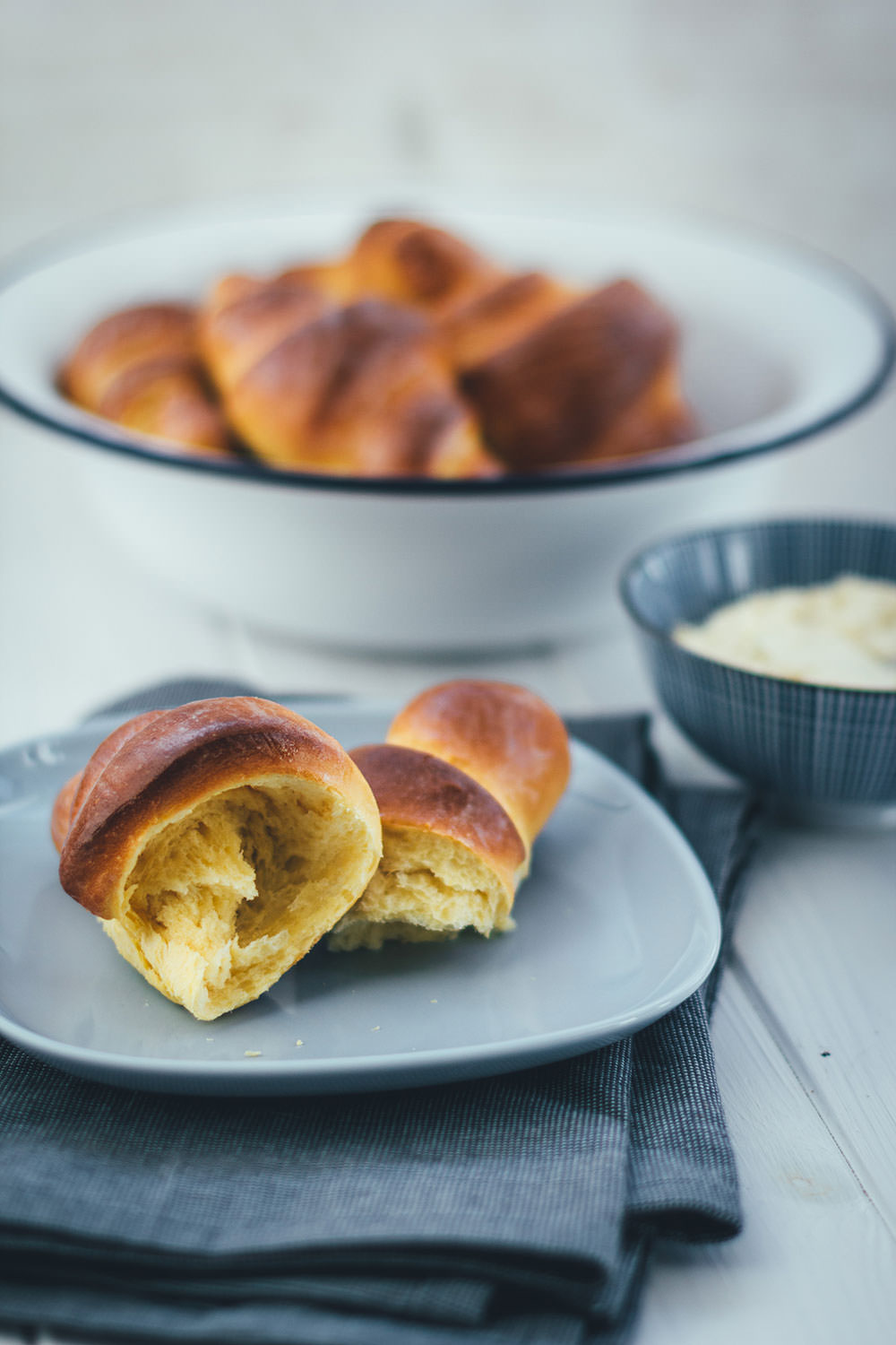 Rezept für Süßkartoffel-Hörnchen mit aufgeschlagener Ahornsirup-Butter | moeyskitchen.com #hörnchen #süßkartoffeln #süßkartoffelhörnchen #frühstück #sonntagsfrühstück #backen #rezepte #foodblogger