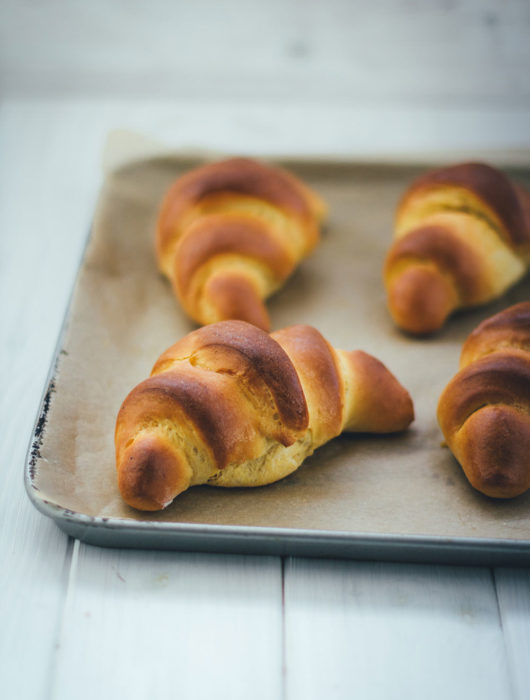 Rezept für Süßkartoffel-Hörnchen mit aufgeschlagener Ahornsirup-Butter | moeyskitchen.com #hörnchen #süßkartoffeln #süßkartoffelhörnchen #frühstück #sonntagsfrühstück #backen #rezepte #foodblogger