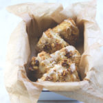 Rezept für Ahornsirup-Scones mit karamellisierten Walnüssen von moeyskitchen.com