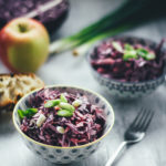 Rezept für cremigen Rotkohl Cole Slaw | moeyskitchen.com #coleslaw #rotkohlcoleslaw #rotkohl #wintergemüse #winter #salat #rezepte #foodblog